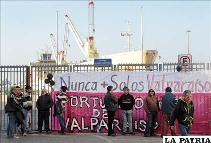 Un grupo de trabajadores portuarios hablan durante el paro en el puerto de Valparaíso (Chile)