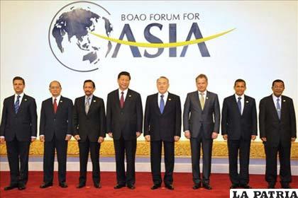 Los presidentes de Perú, Ollanta Humala (2d); de México, Enrique Peña Nieto (i) y China, Xi Jinping (4i), en el Foro de Boao junto a otros líderes