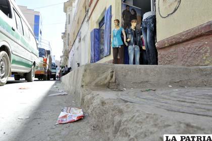 Acera de la calle Bolívar casi Potosí, sin comentarios