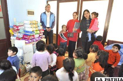 Acto de entrega de pañales y leche al hogar de niños “Gota de Leche”