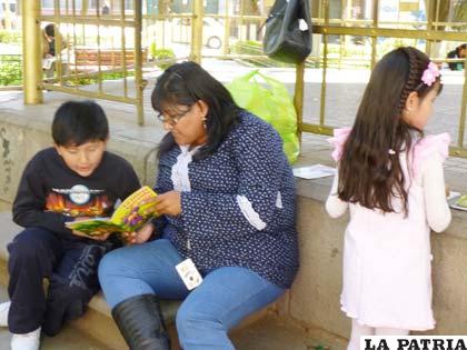 Padres e hijos se dieron un tiempo para leer