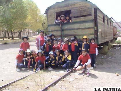 En la estación de Machacamarca junto a un coche del museo ferroviario