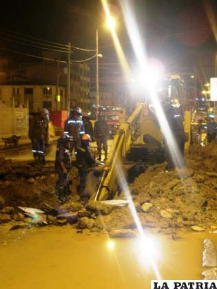 Trabajadores del SeLA reparan tuberías en horario nocturno