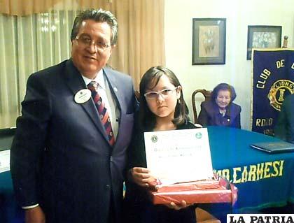 Daniela Morales junto al gobernador, León Rolando Cáceres