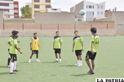 Durante el entrenamiento de ayer del equipo de Oruro Royal