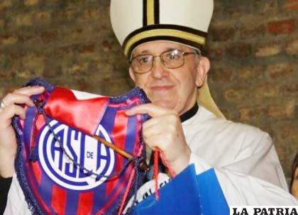 El Papa Francisco con la casaca de San Lorenzo