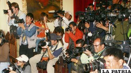 Organizaciones de prensa piden acreditar con credenciales a periodistas