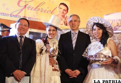 Humberto Rada (izq) y Álvaro García junto a las modelos que muestran producción de plata potosina