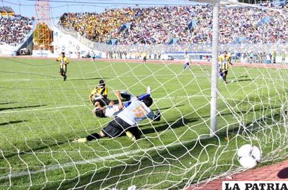 Luis Palacios en uno de los goles que anotó para San José ante The Strongest