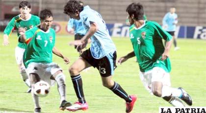 Una acción del partido en el cual Bolivia se despidió recibiendo una 
goleada
