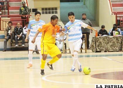 Jesús Saavedra domina el balón en el partido que anoche jugó contra Wolf Sport