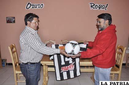 Estrada hace la entrega de los balones al dirigente Frías
