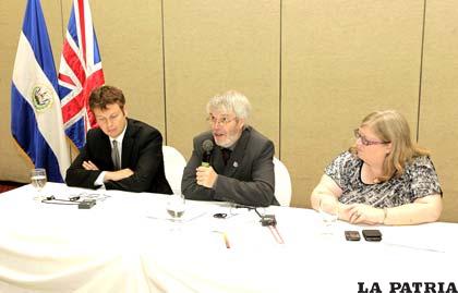 Representantes malvinenses, Gavin Short (c), Stacey Bragger (i), y la embajadora del Reino Unido en El Salvador, Linda Cross (d)