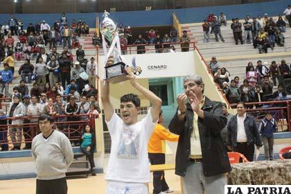 Jesús Saavedra recibió el trofeo de campeón