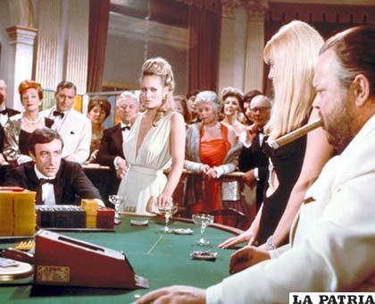 Escena de la primera versión de “Casino Royale”