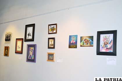 Exposición de pinturas en miniatura con una diversidad temática
