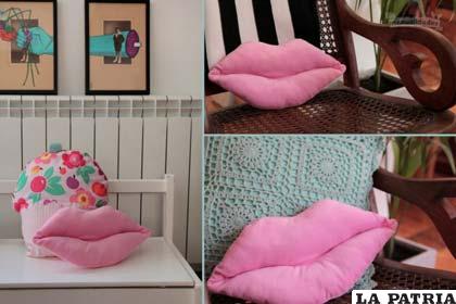 ¡Luce fantástico!
¿Qué te ha parecido esta idea para hacer un almohadón con forma de labios? Haz también un cojín con forma de cupcake y llena tu casa de almohadones divertidos.
