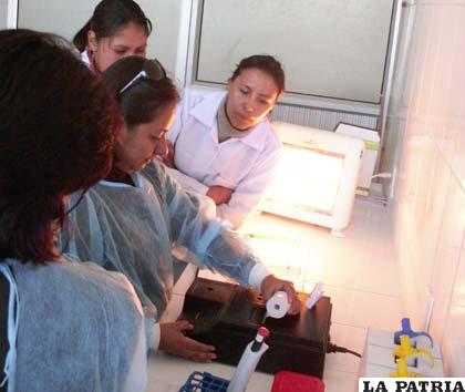 Karina Chávez, explica la manera de programar los equipos en laboratorio