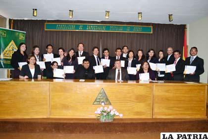 Profesionales culminan diplomados en afán de buscar el desarrollo empresarial de Oruro
