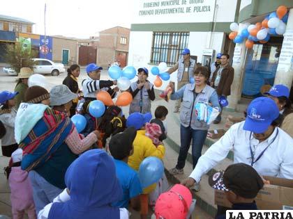 Niños disfrutaron de un agasajo y compartieron con funcionarios del Segip
