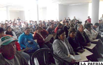 Vecinos que participan en el congreso de la Fedjuve