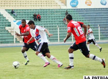 Gastón Mealla y Augusto Andaveris en procura de ganar el balón