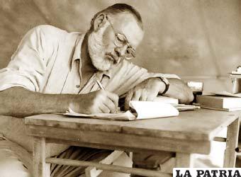 Se dice que la manía de Hemingway era escribir de pie