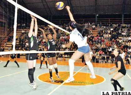 Una acción del partido en el que ganó Santa Rosa a Olimpic