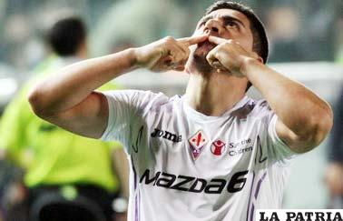 David Pizarro celebra el gol de Fiorentina