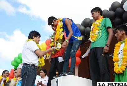 Toroya recibe el premio de manos del Presidente Morales