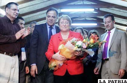 Exmandataria chilena y precandidata a la Presidencia, Michelle Bachelet (c), durante su primer acto público de campaña