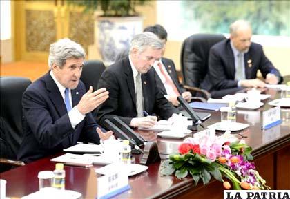 El secretario de Estado de Estados Unidos, John Kerry (i), habla con el presidente chino, Xi Jinping, durante la reunión en Pekín (China)