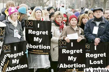 Activistas en contra del aborto sostienen carteles que dicen “Me arrepiento del aborto”, frente a la Corte Suprema de Justicia al Capitolio, en Washington DC  (EE.UU.)