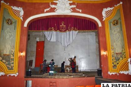 Escena panorámica de los arreglos en el escenario del Teatro Palais Concert