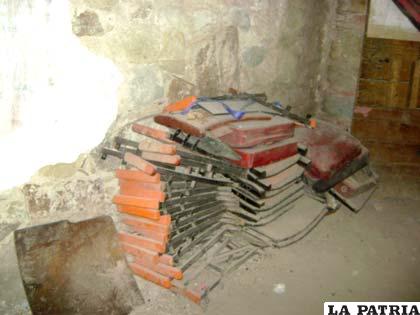 Butacas rotas en el callejón de ingreso al escenario