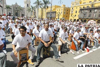 aproximadamente 1.500 personas participan en la “cajoneda”, en la Plaza de Armas de Lima (Perú), en la sexta edición del Festival Internacional del Cajón Peruano