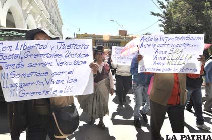 Gremiales a través de carteles manifestaron su protesta