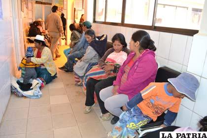 Centro de Salud “Santa Lucía” queda pequeño ante demanda de población