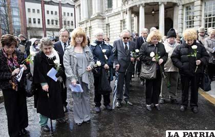 Familiares de víctimas del Titanic recuerdan el 101 aniversario del hundimiento con un acto celebrado en el Ayuntamiento de Belfast