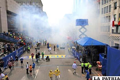 Un par de explosiones sacudieron la línea de meta en la maratón, matando al menos a tres personas