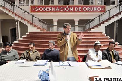 Autoridades durante la instalación de la reunión en que se trató el tema del tramo vial Toledo – Ancaravi