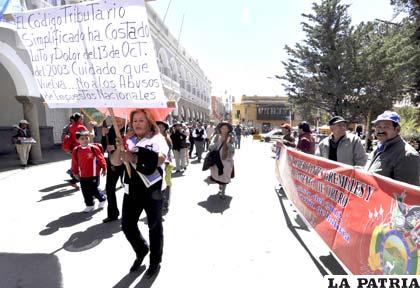 Comerciantes marcharon en protesta contra abusos de entidades públicas