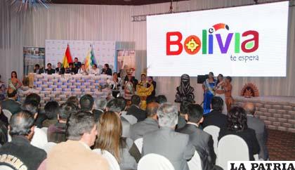 Durante la presentación con la presencia del Presidente Morales e invitados especiales