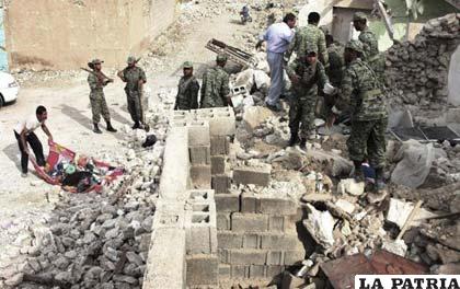 Soldados iraníes ayudan a los afectados por el terremoto sufrido en la provincia de Bushehr al sur de Irán el pasado miércoles 10 de abril de 2013