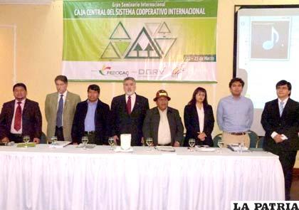 Autoridades que estuvieron presentes en el seminario, donde se impulsó la creación de la Caja Central
