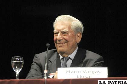 El escritor peruano Mario Vargas Llosa exhortó al presidente Ollanta Humala y a sus colegas “para que actúen en favor de la democracia”