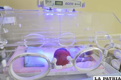Una de las trillizas en neonatología del Hospital General