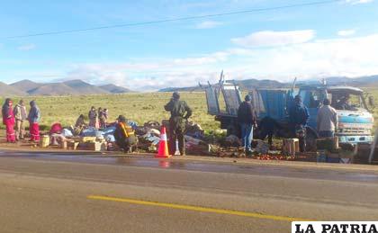 Seis personas fallecieron en vuelco lateral izquierdo de camión en la carretera Oruro-La Paz