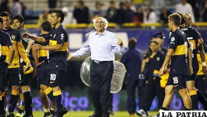 Los jugadores de Boca junto al entrenador Bianchi