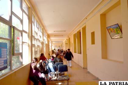 Sala de espera para consultas externas en el Hospital General